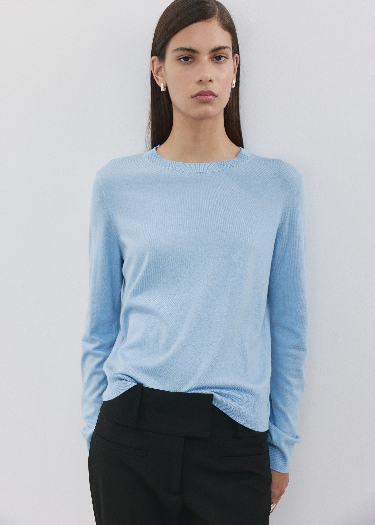 Round-neck knitted sweater