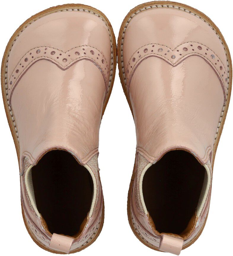 Chelsea st&oslash;vle med dekorativt brogue hulm&oslash;nster