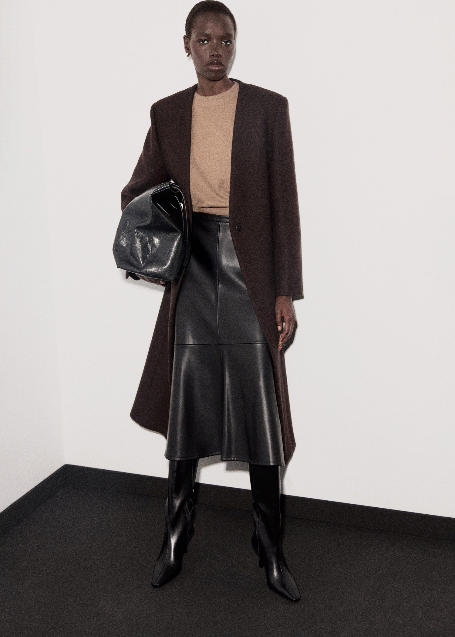 Round-neck knitted sweater