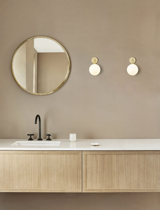 Apiales Wall Hard-wired, brushed brass / opal