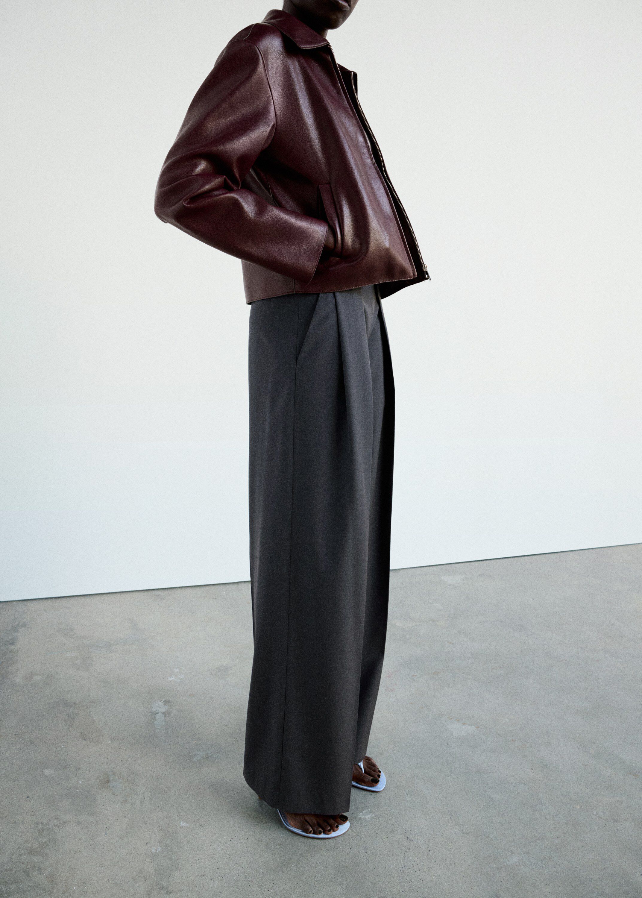 Straight-fit pleated trousers