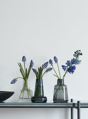 Flora Vase lang hals, blå, H 12 cm