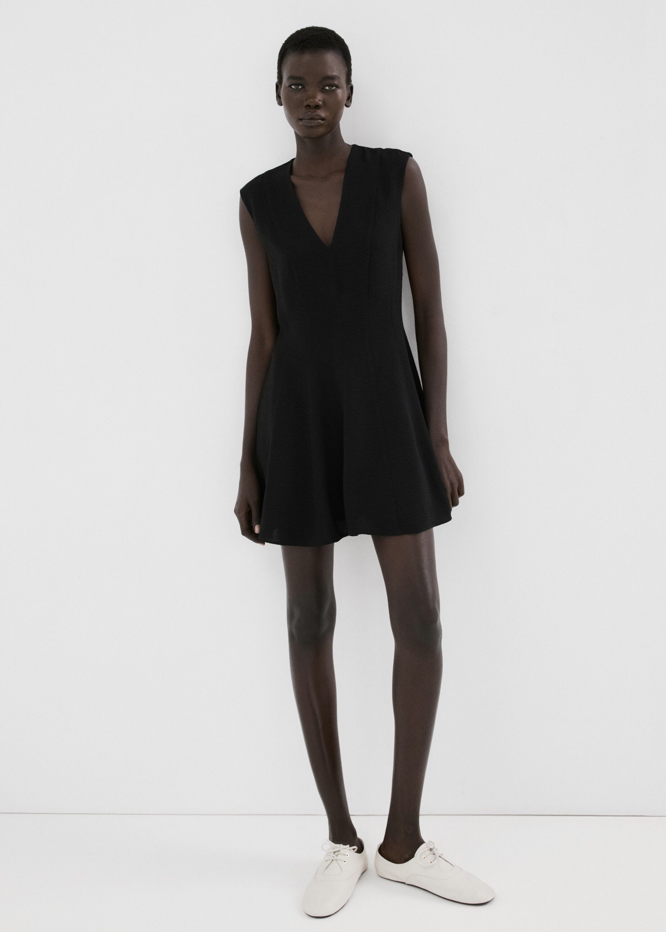 Flounce dress with V-neck