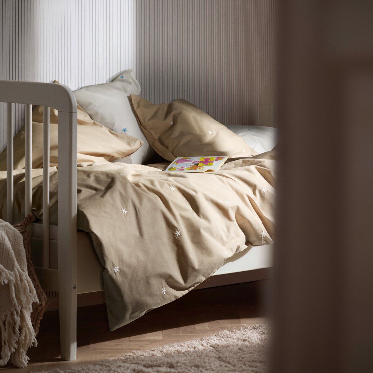 Daisy Senget&oslash;j Junior 100x140 cm sand/hvid