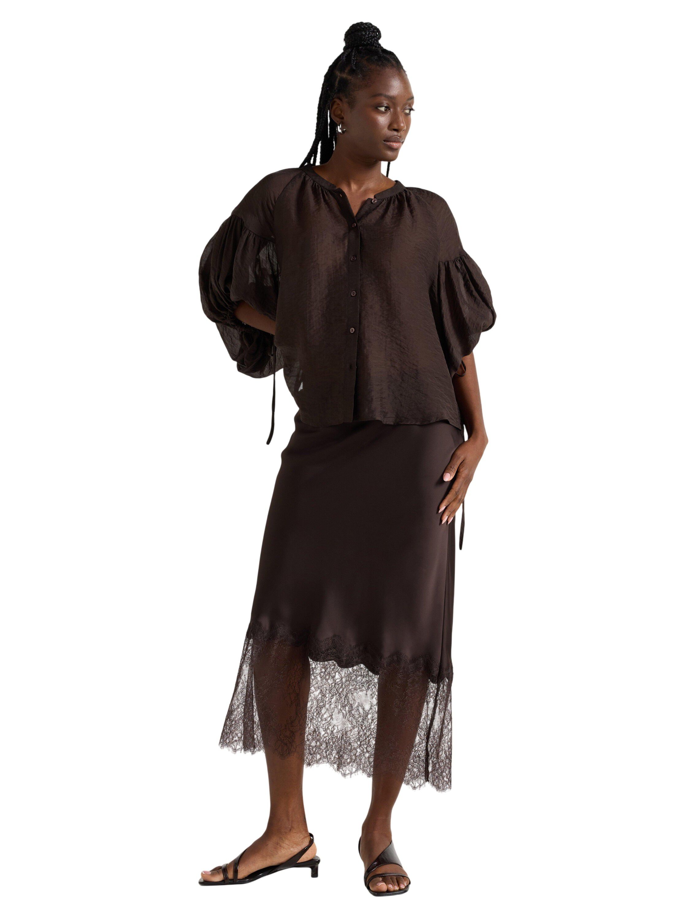 Luftig, kortermet bluse med bindeb&aring;