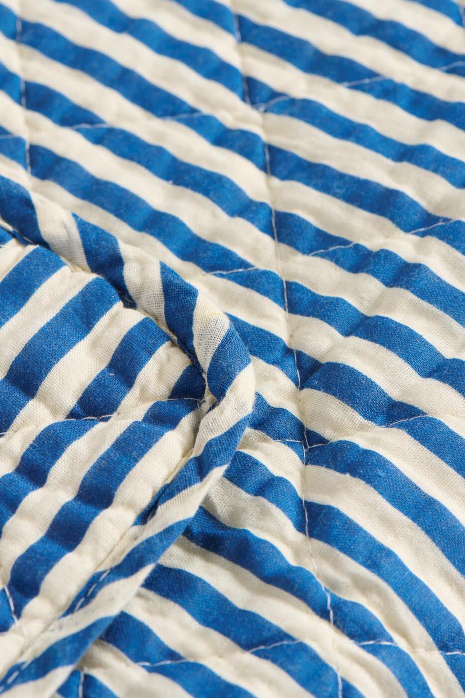 Quilt m/off white og bl&aring; striber