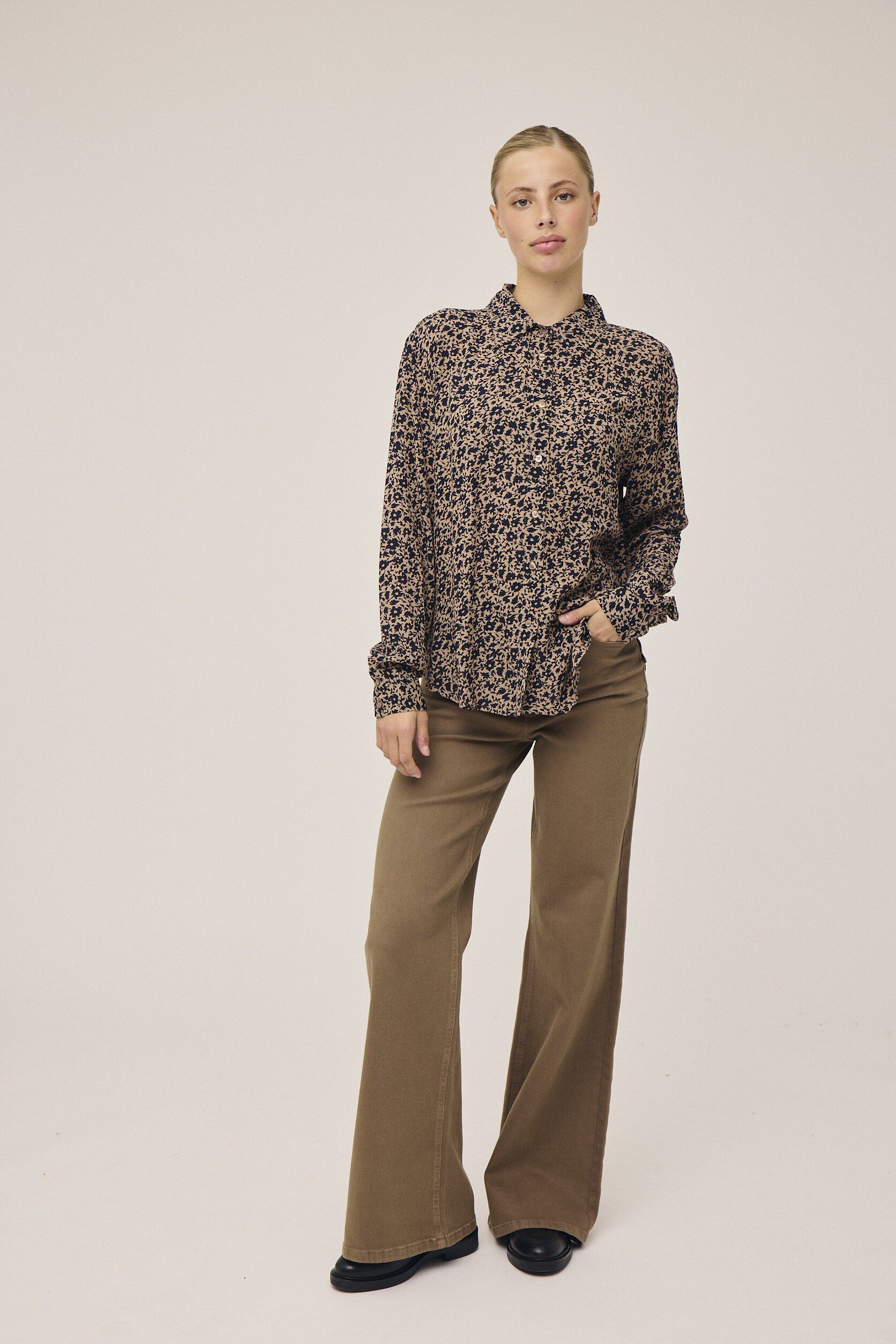 Lova M127 H&oslash;jtaljet jeans med brede ben - &Oslash;kologisk bomuld GOTS