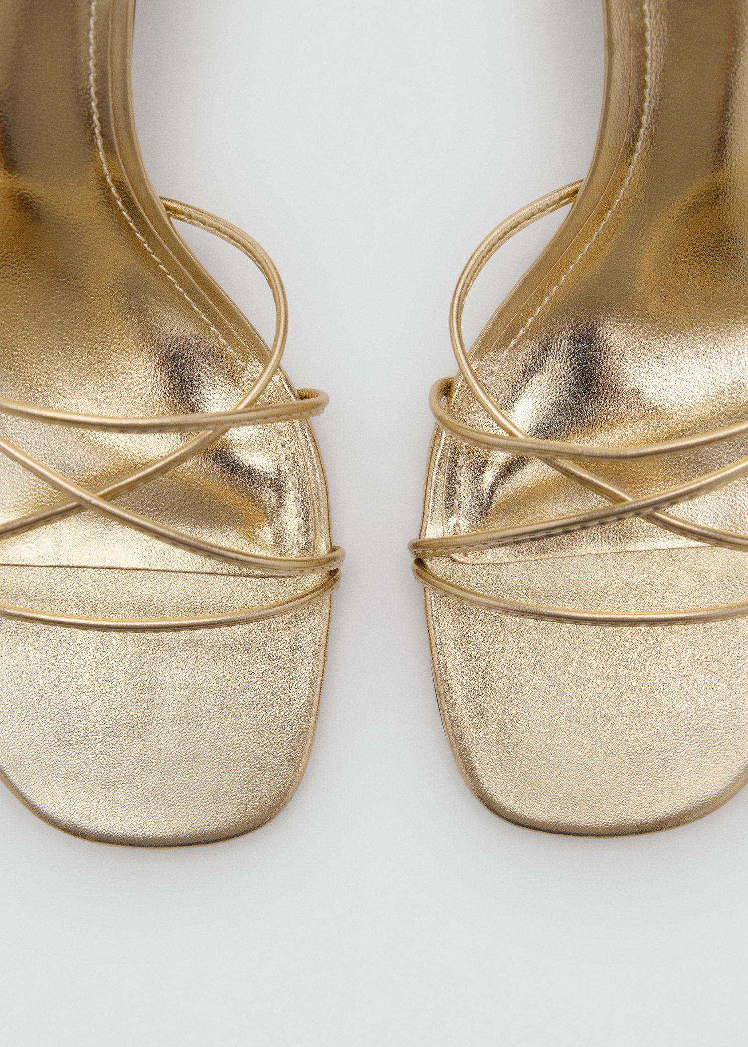 Heeled sandal with crossed straps