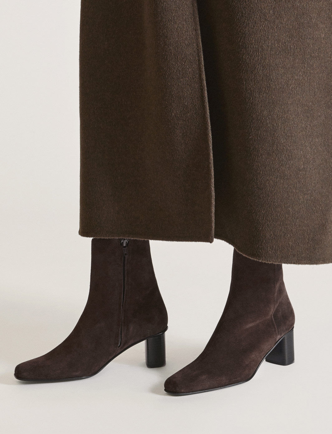 Praia Walnut Suede