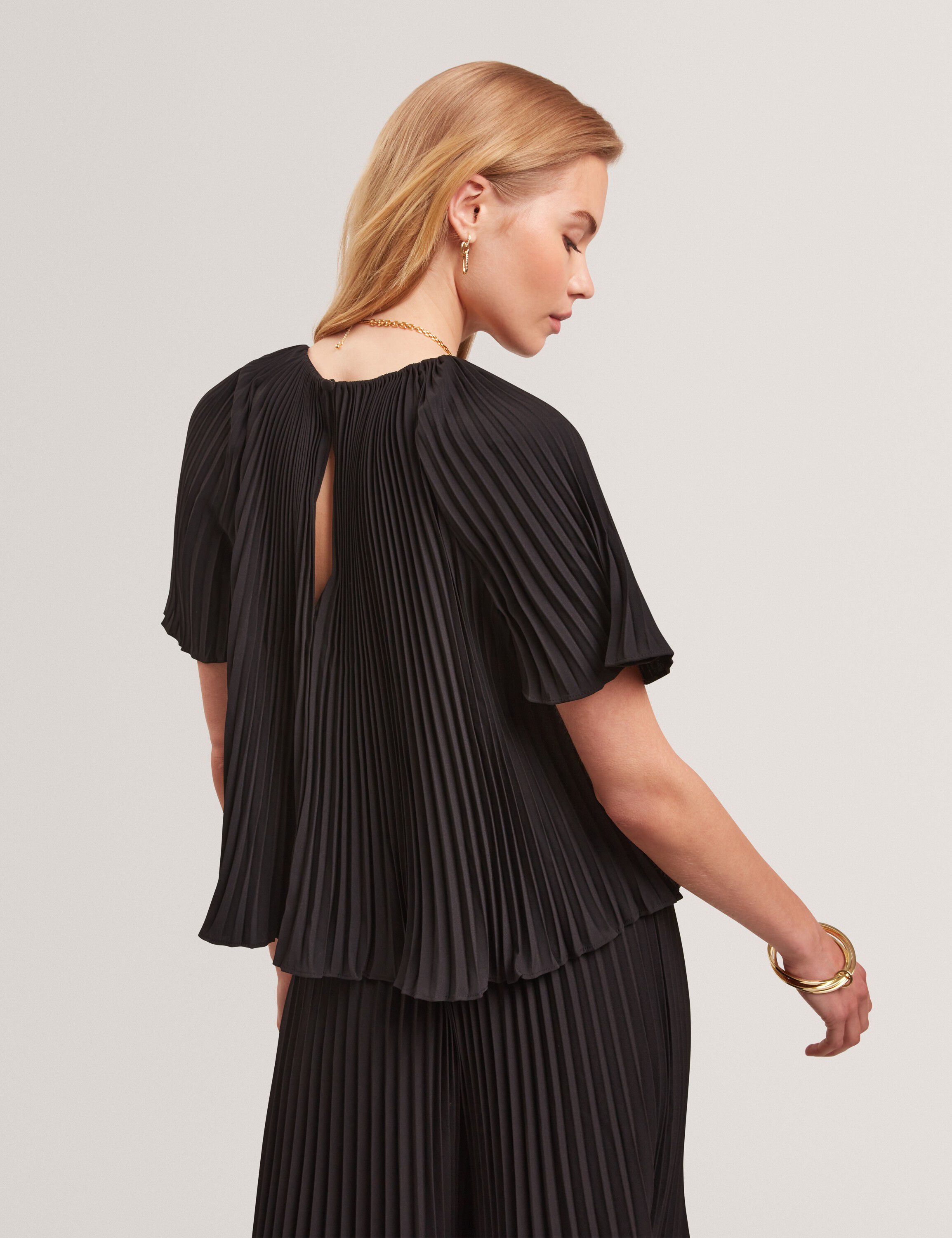 AGARA Crepe Pleated Short Sleeve To