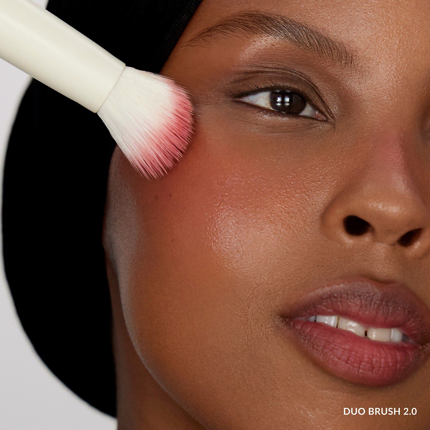Duo Brush 2. 0 - Dobbeltendet b&oslash;rste til flydende bronzer og blush