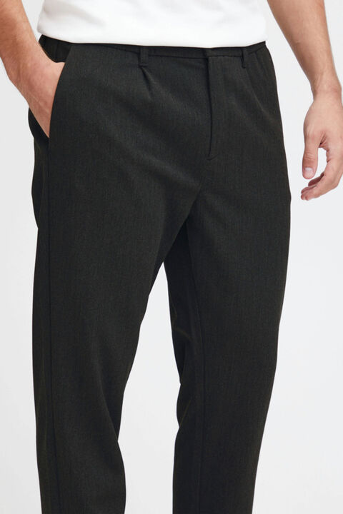 CFMARC performance pants with pleat