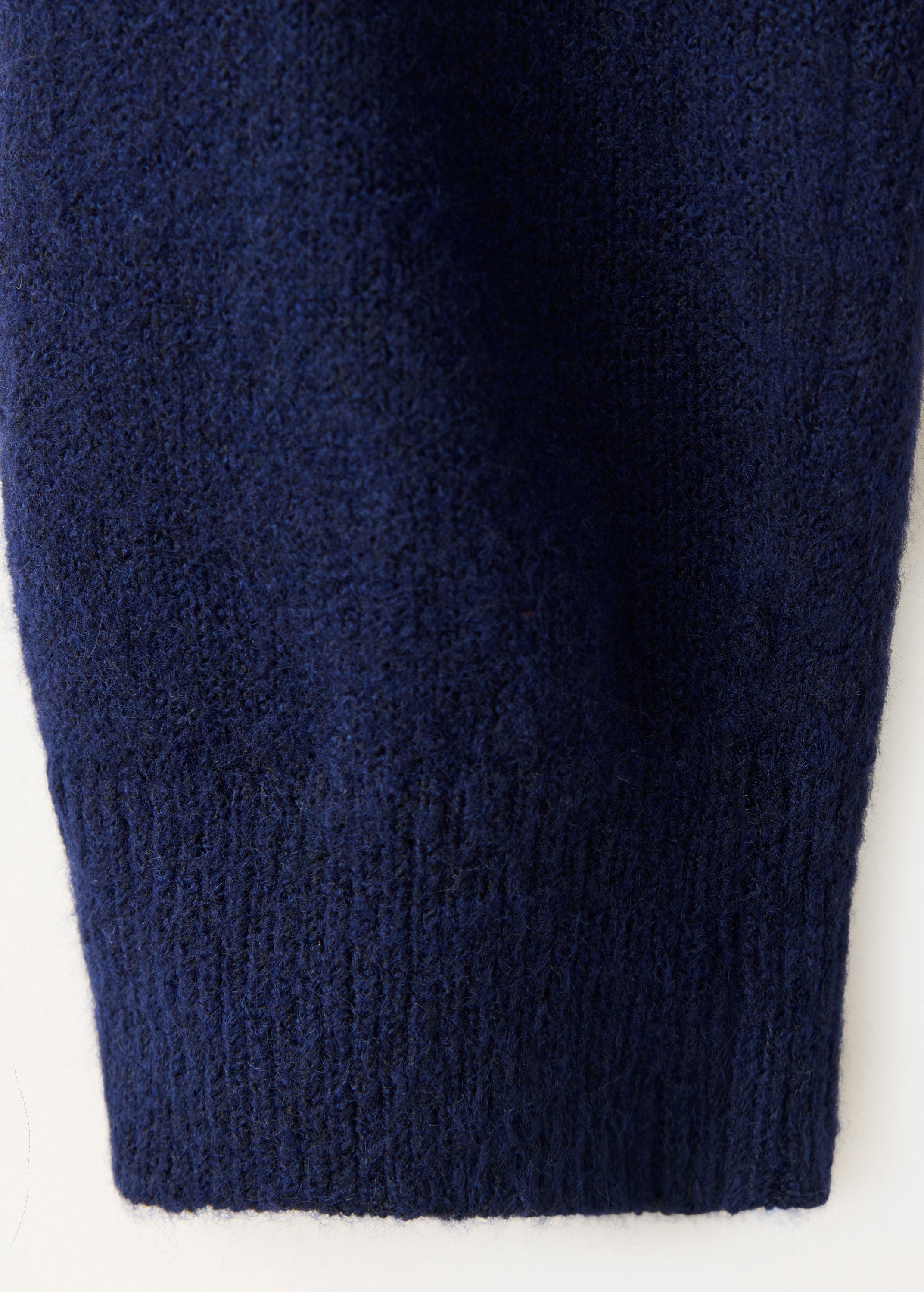 Knitted cardigan with metallic butt