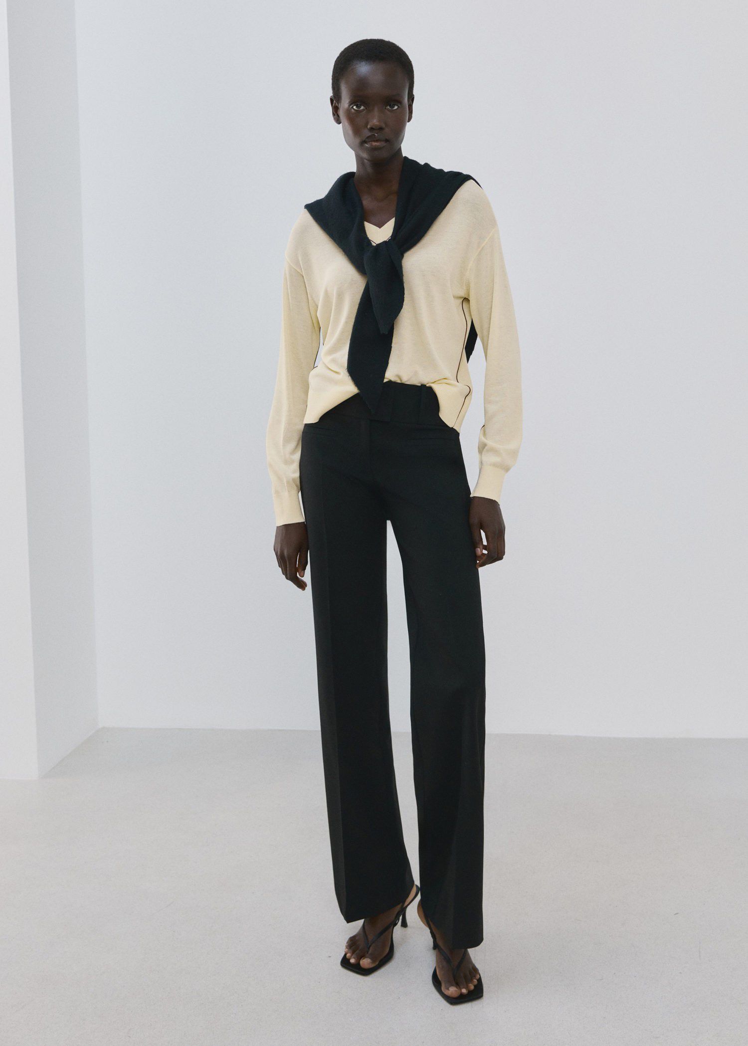 V-neck sweater with contrasting tri