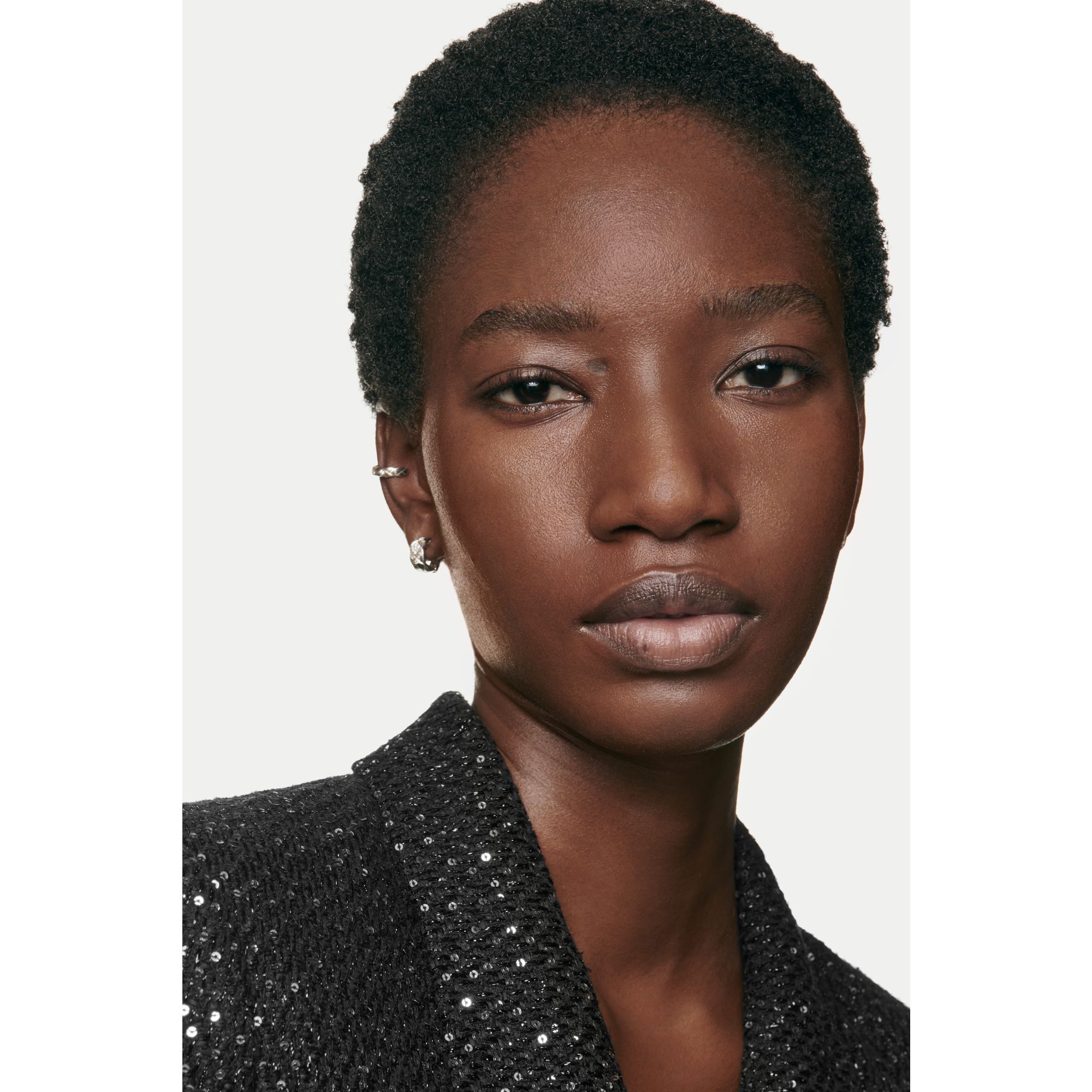 ENSARTET UDSTR&Aring;LING FUGT.