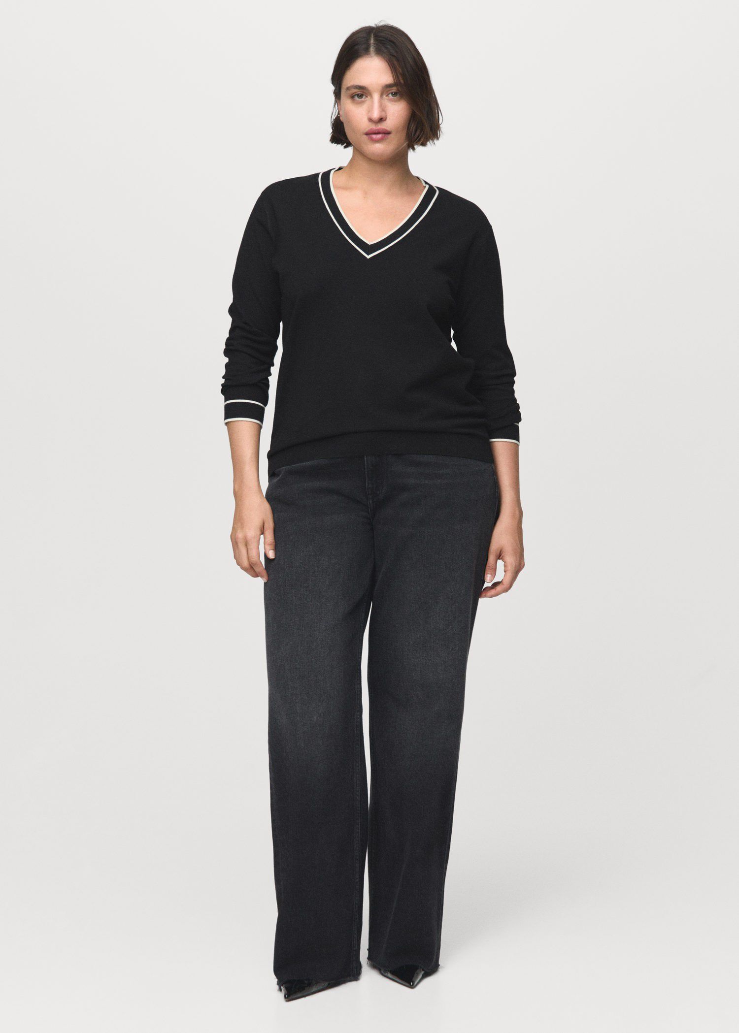 Contrasting V-neck sweater