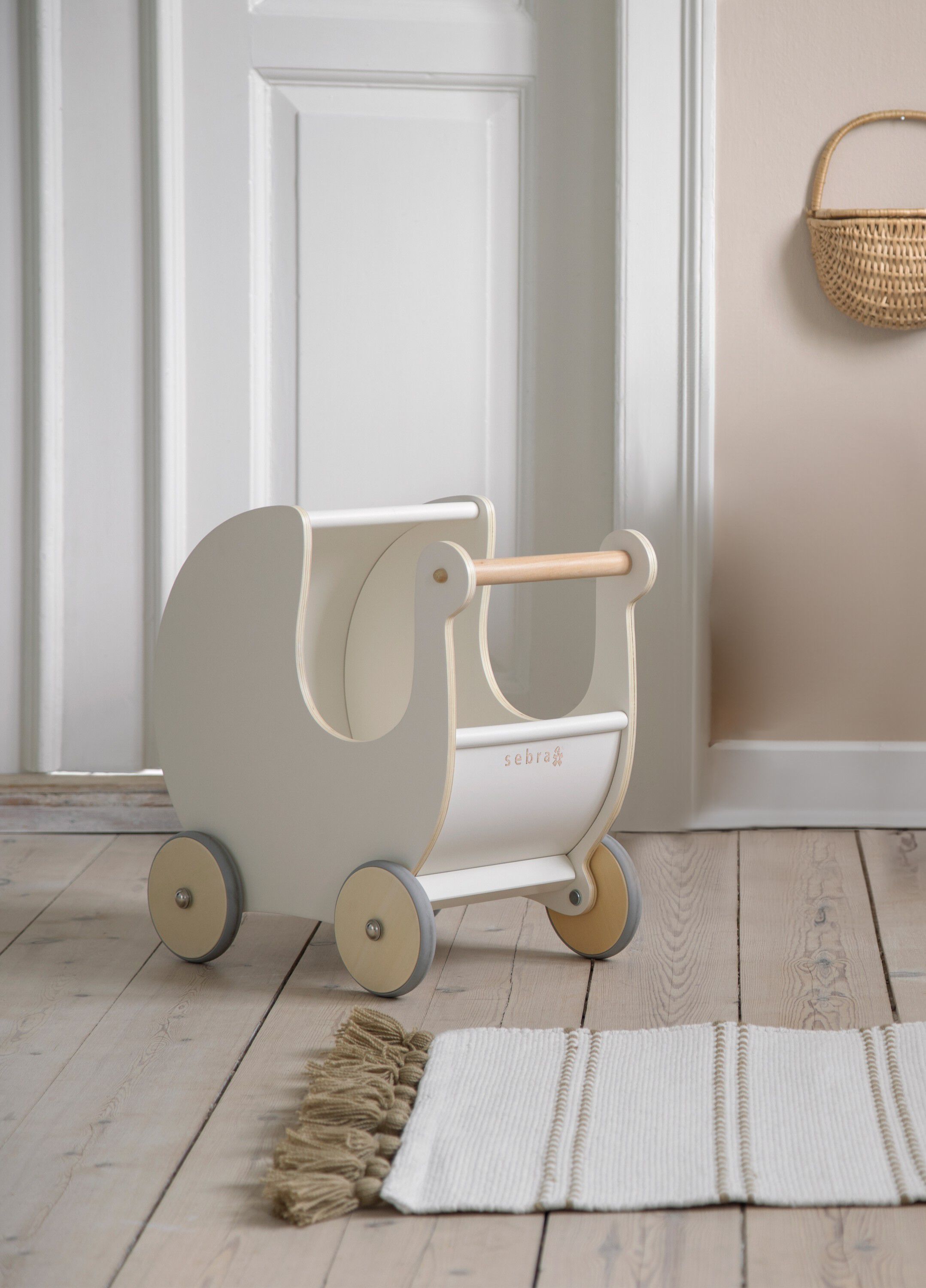 Dukkevogn i tr&aelig;, classic white