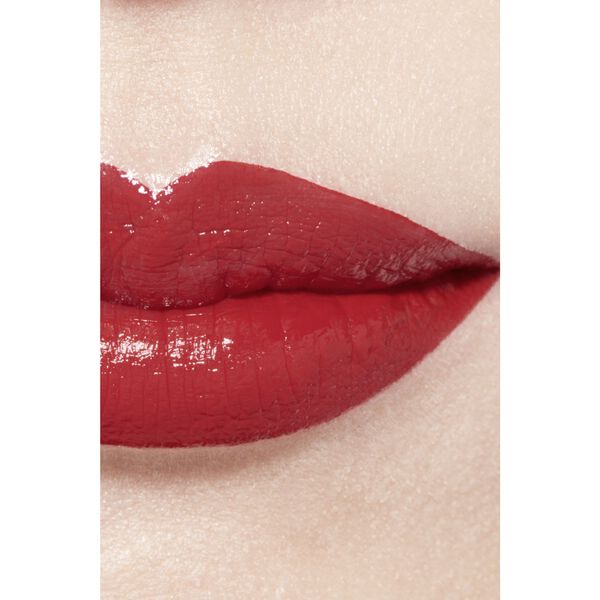 Hydrating And Plumping Lipstick. Intense, Long-Lasting Colour And Shin