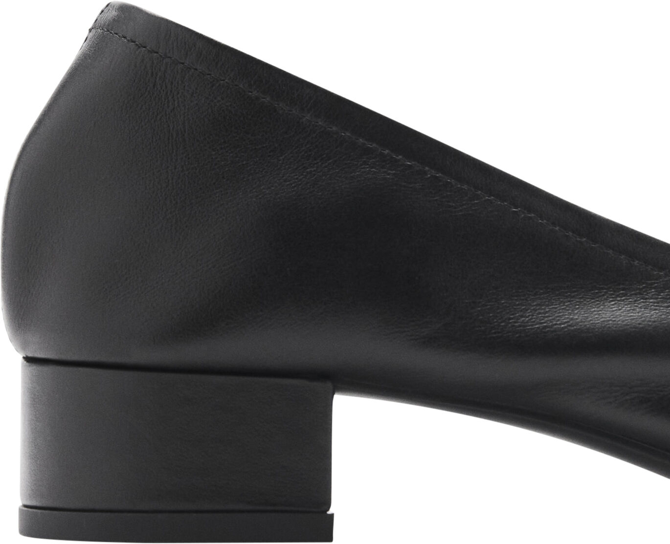 Buckle leather shoes