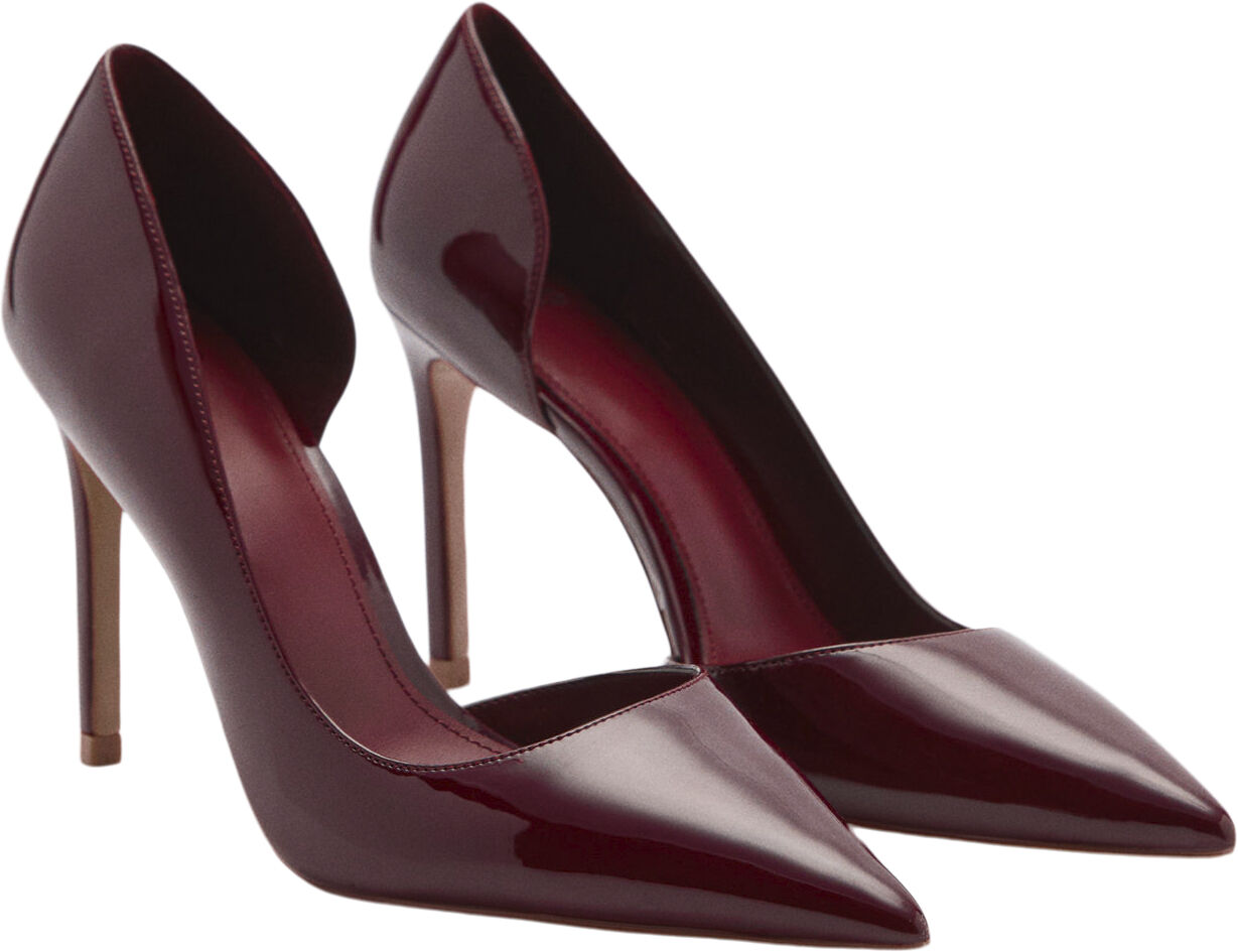 Asymmetrical heeled shoes