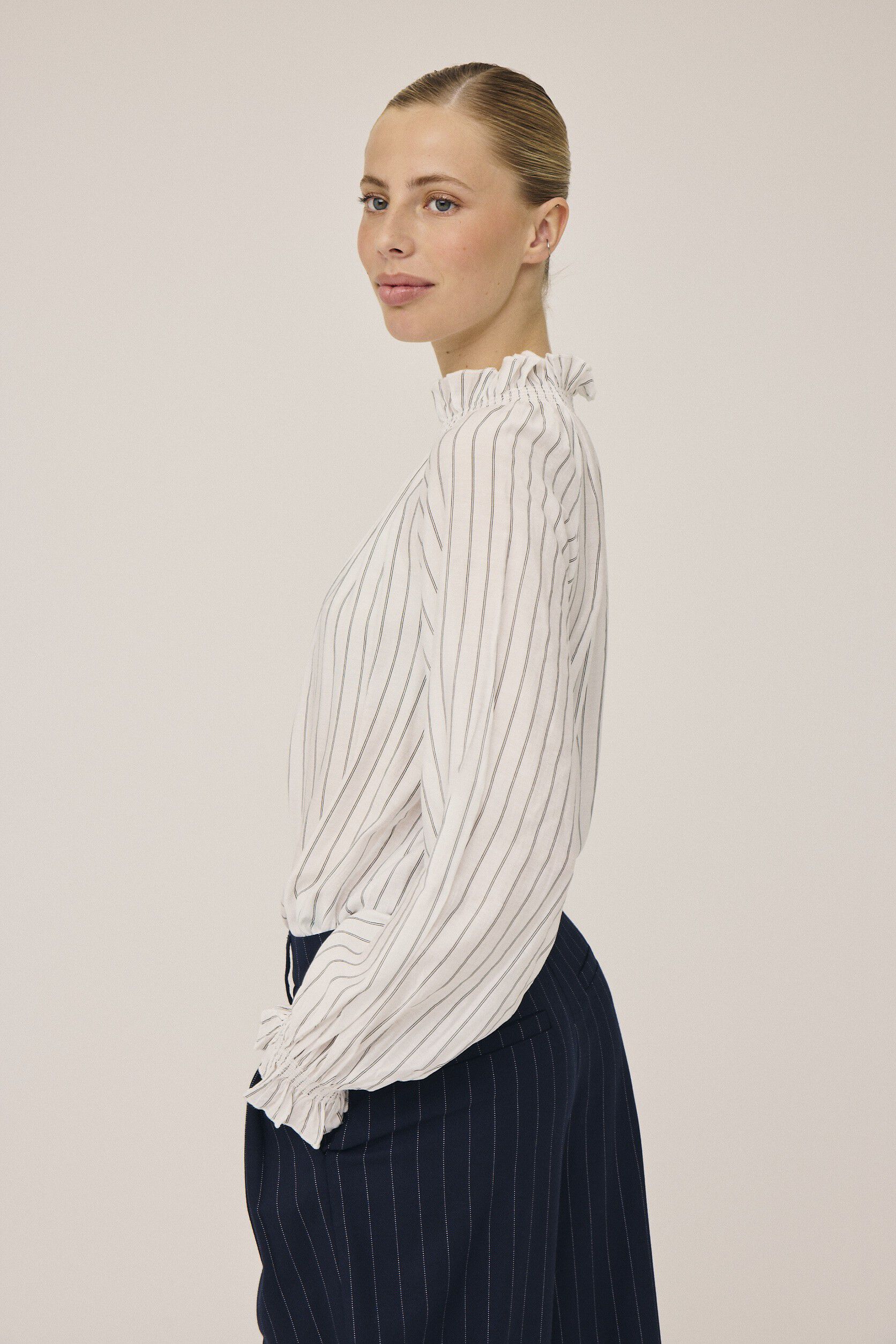 Grady 3 Lang&aelig;rmede bluse med h&oslash;j krave - LENZINGECOVERO