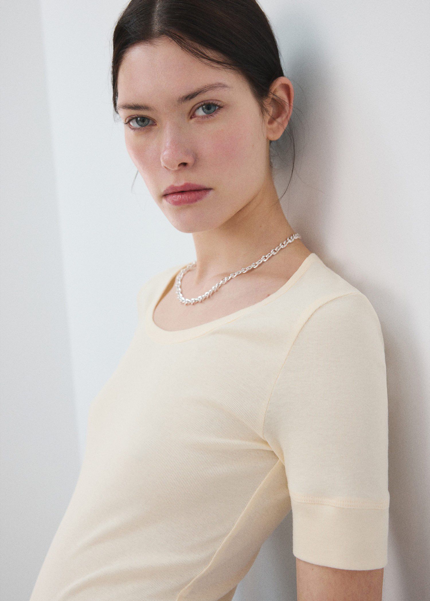 Short-sleeved fitted t-shirt