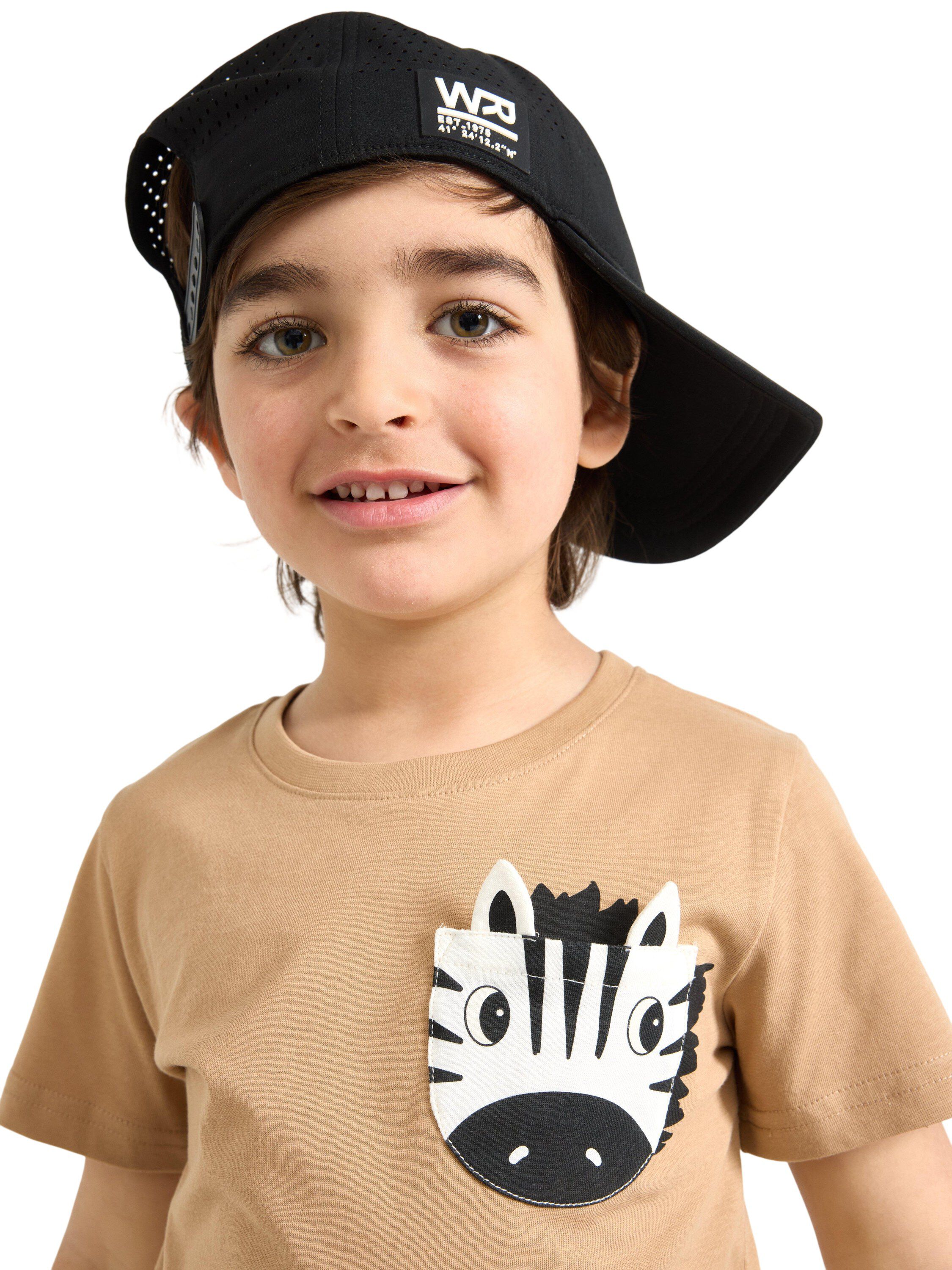T-shirt with an animal pocket at th