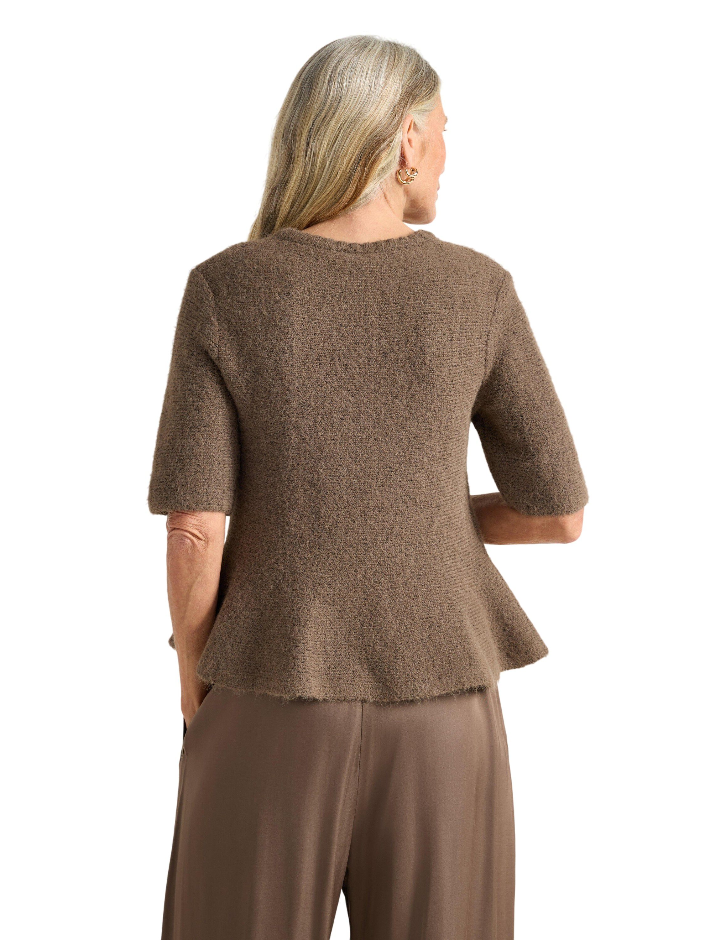 Strikket tr&oslash;je med korte &aelig;rmer og u