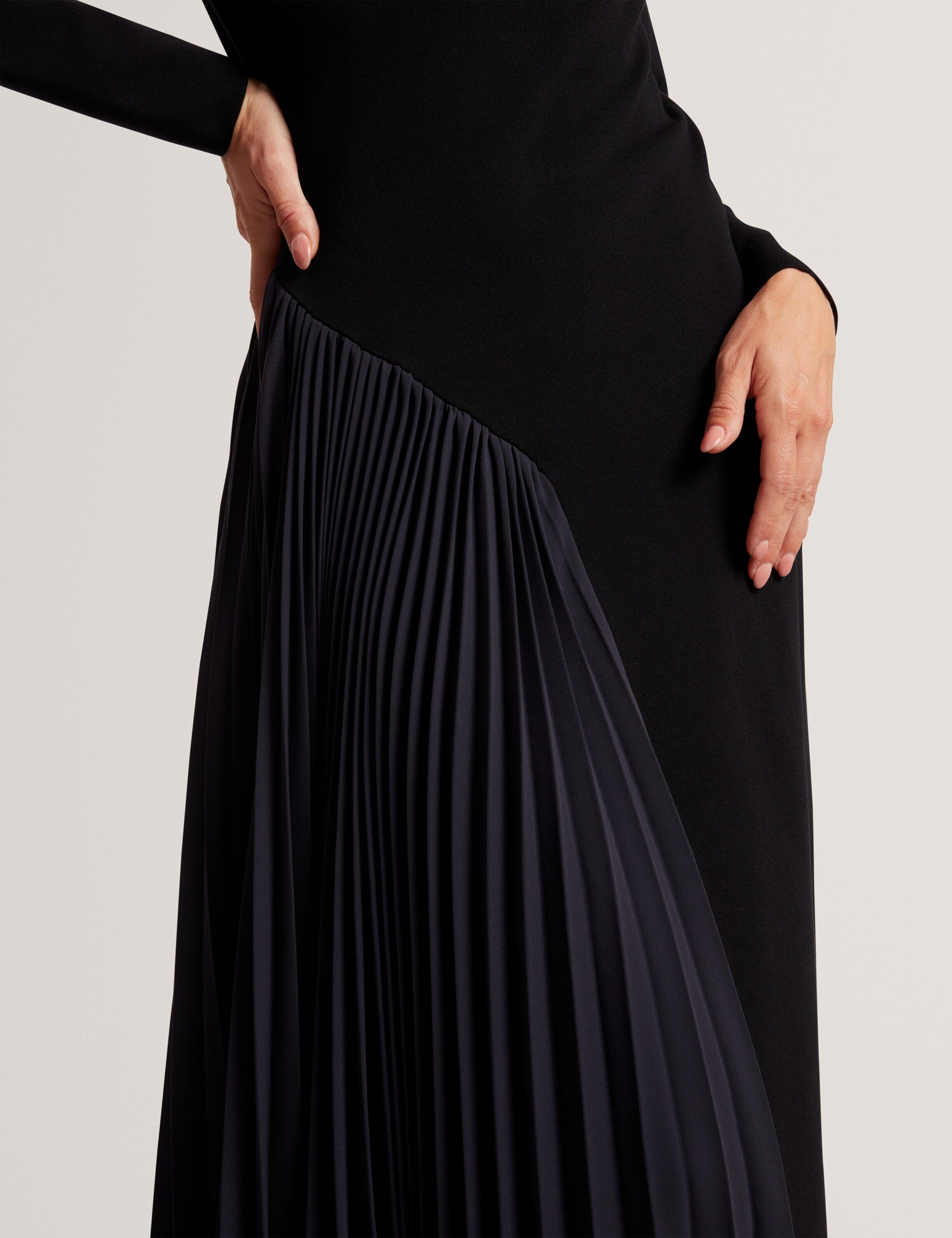 BELVIEE Long Sleeve Knit Midi Dress
