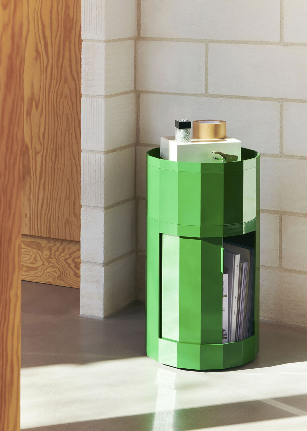 Facet Cabinet incl. feet and castor