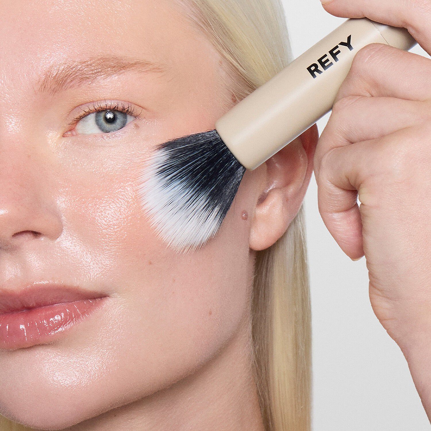 Duo Brush - Makeupb&oslash;rste med dobbelt ende til en stribefri p&aring;f&oslash;ring