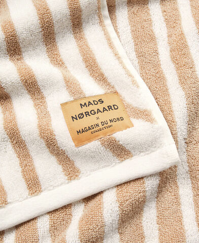 coping bekymring Kong Lear Mads Nørgaard x MDNC håndklæde Organic GOTS fra Magasin du Nord Collection  | 299.00 DKK | Magasin.dk
