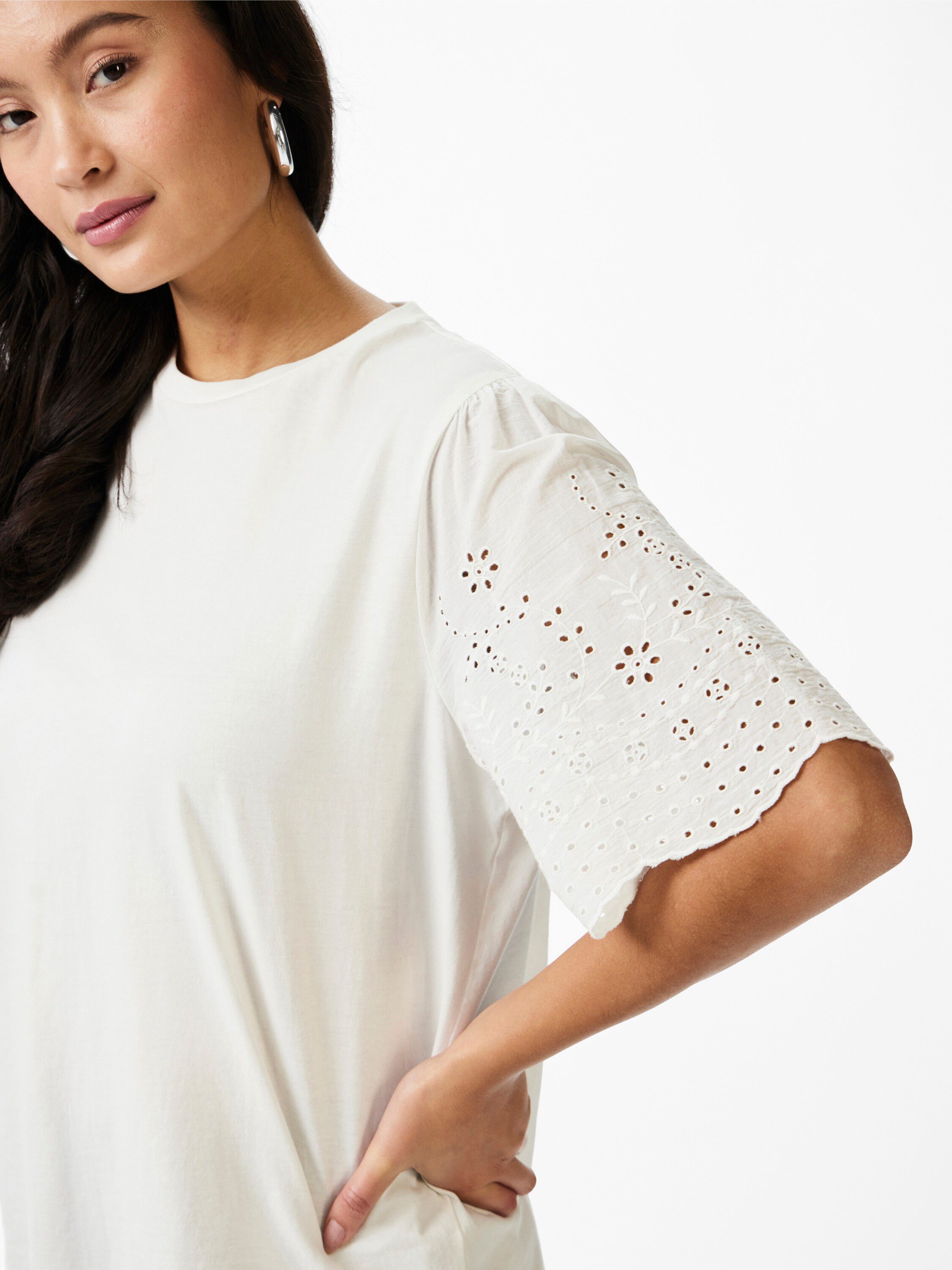 YASLEX SS TOP W. EMB SLEEVES S. NOO