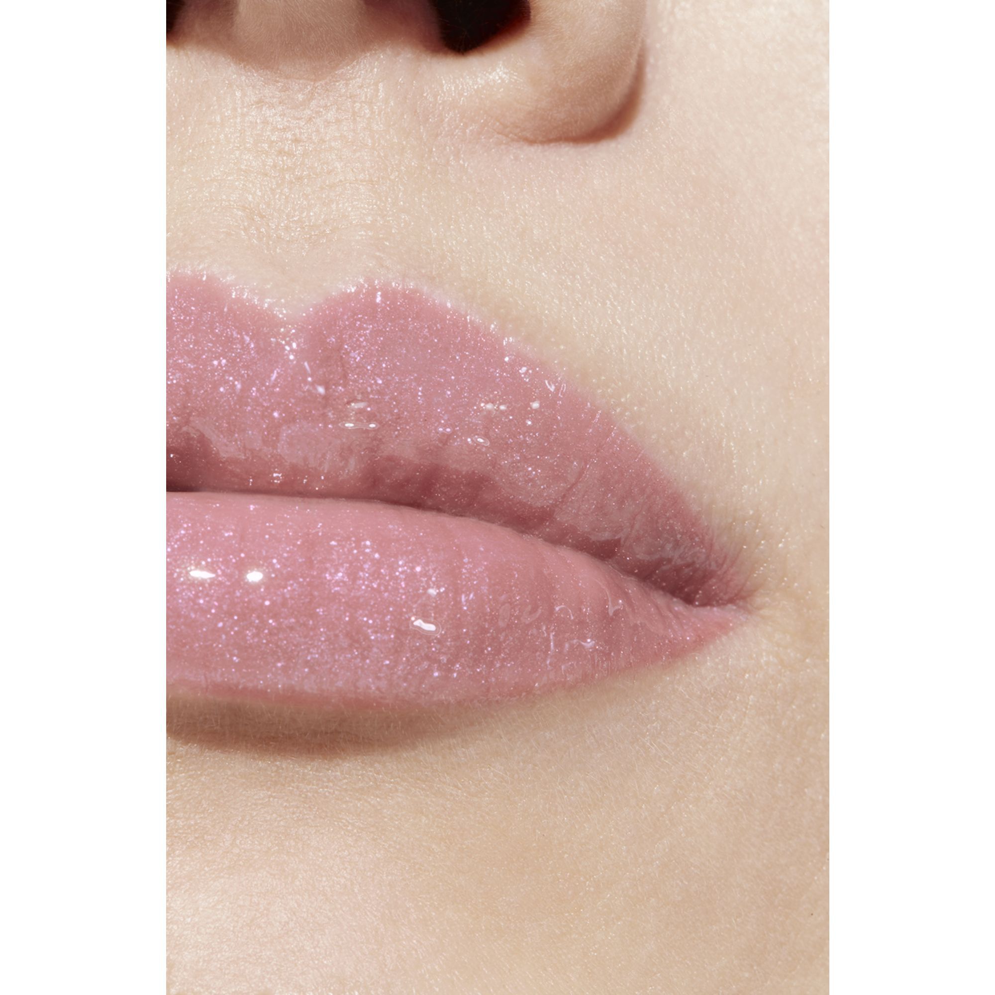 FUGTGIVENDE OG UDGLATTENDE LIPGLOSS MED H&Oslash;J GLANS