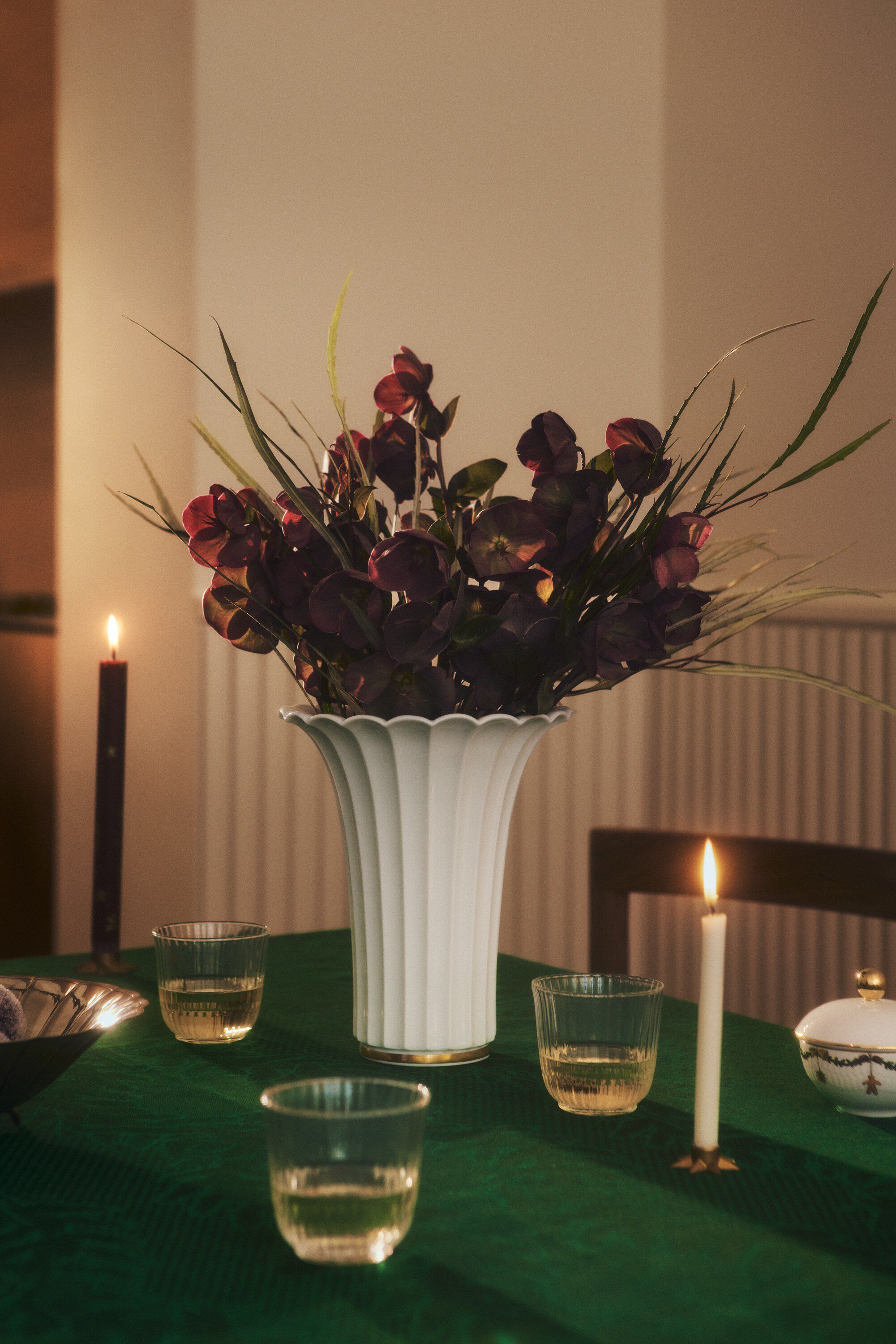 Hvid vase med guldkant, 23 cm