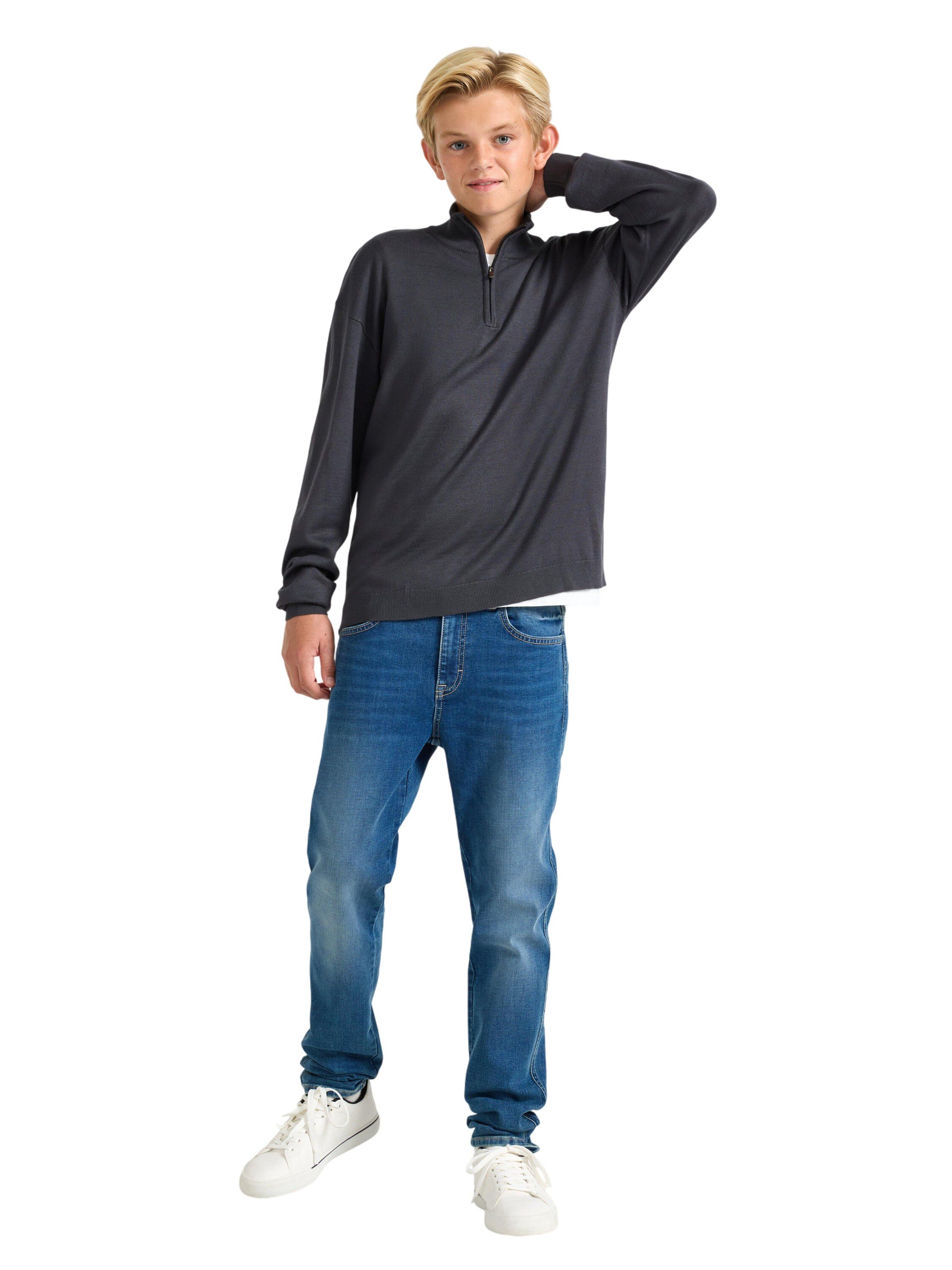 Soft knitted jumper with half-zip t