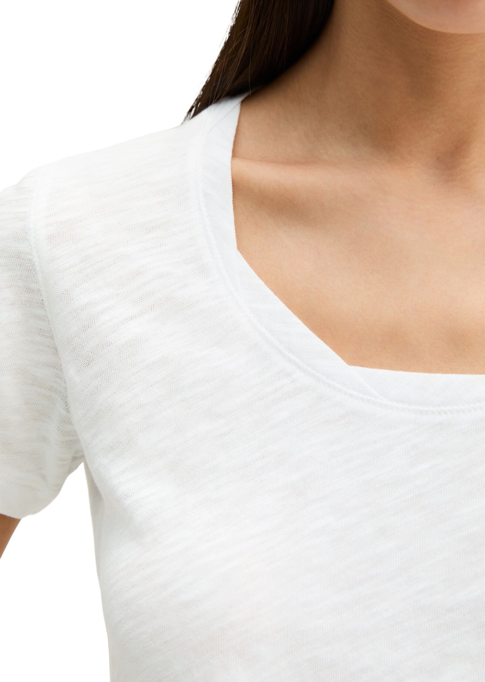 T-shirt, deep round neck twisted