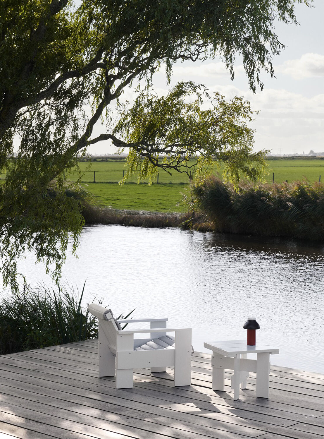 Crate Lounge Chair-White water-base