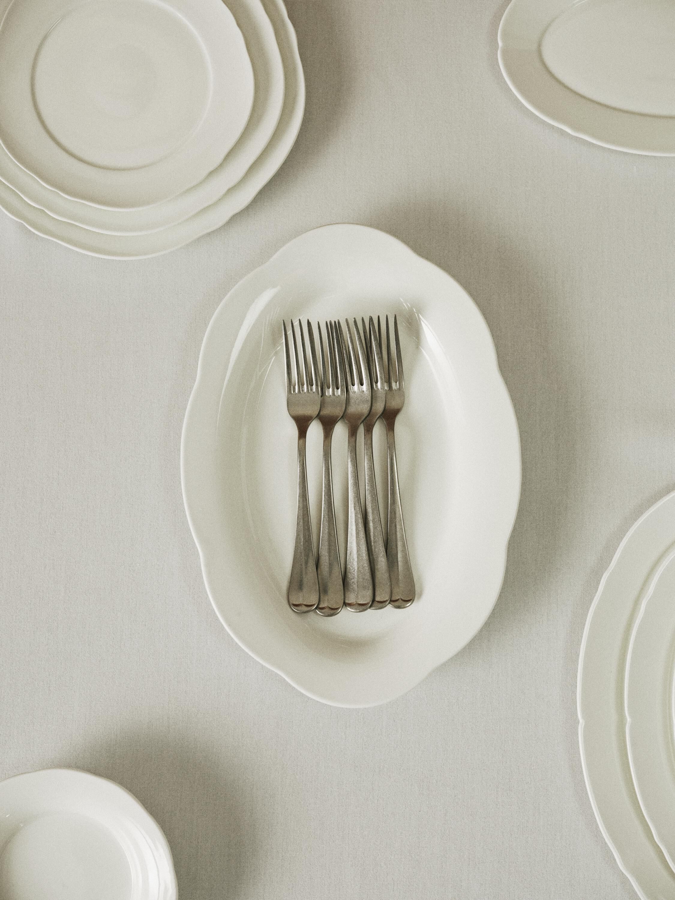 HIGH OVAL PLATE M WHITE SILHOUETTE