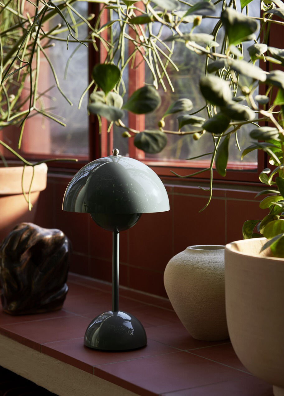 Flowerpot Portable Lamp VP9, Magnetic Charger