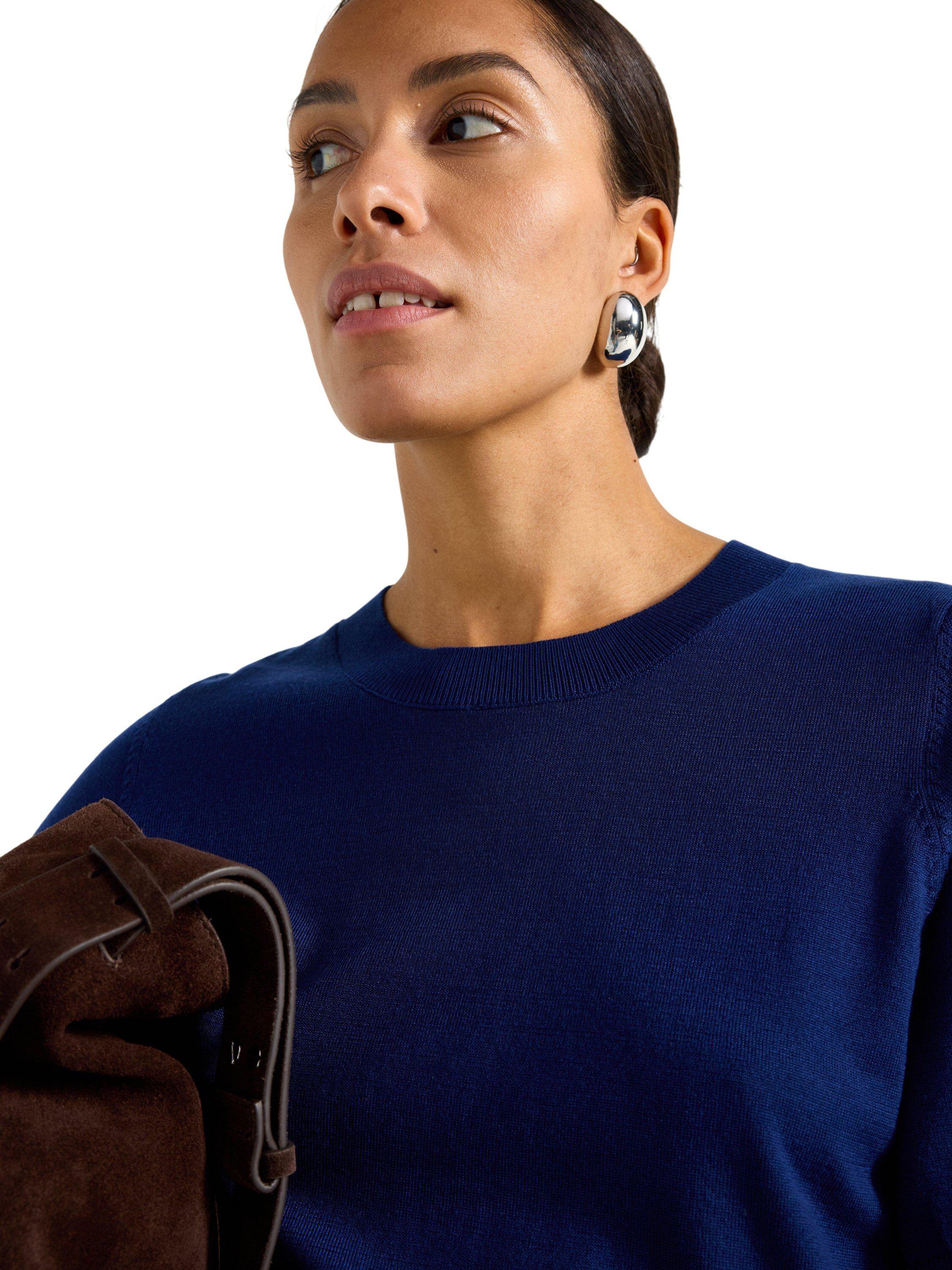 Finstrikket top med rund halsudsk&aelig;r