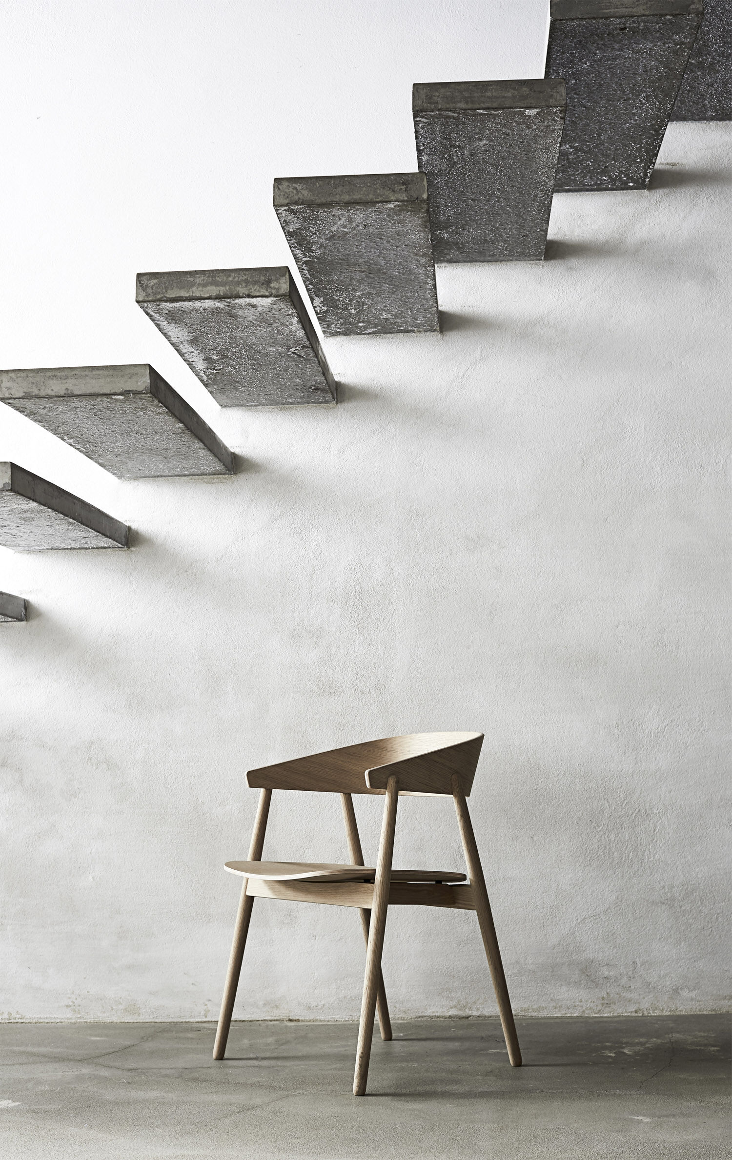 AC2 armchair Oak white pigm. lacquer veneer seat