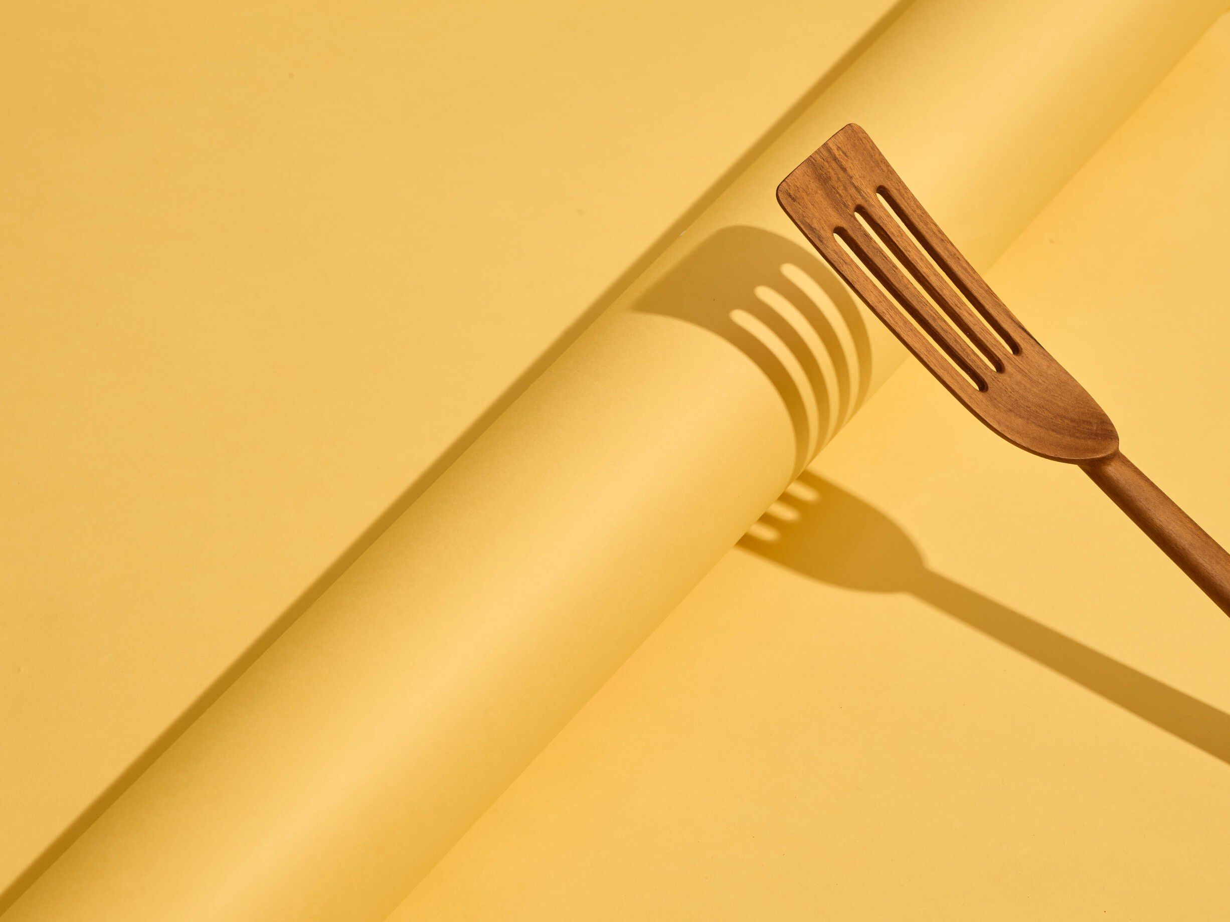 Spatel med huller, teak, smal