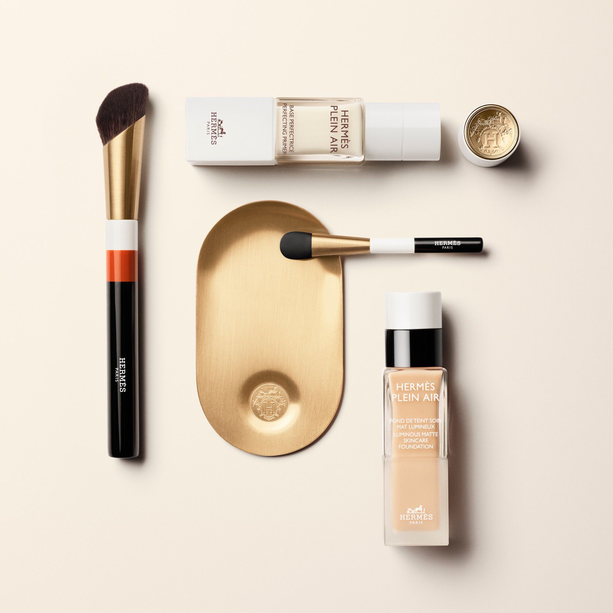 Make-Up Palette And Spatula For Fluid Foundation