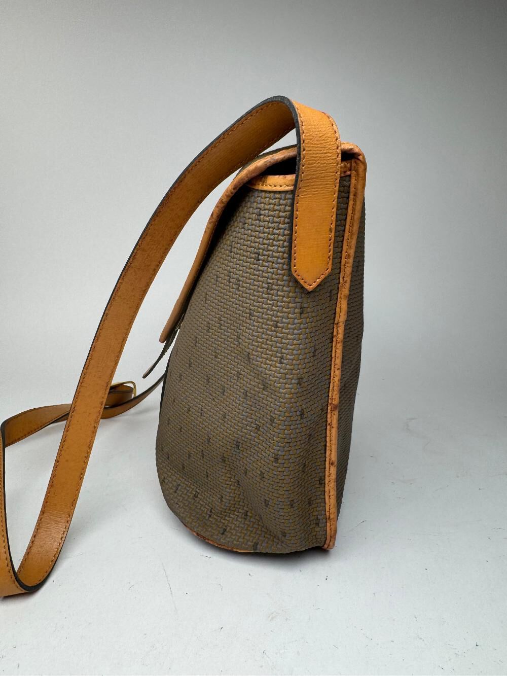 Yves Saint Laurent Shoulder Bag