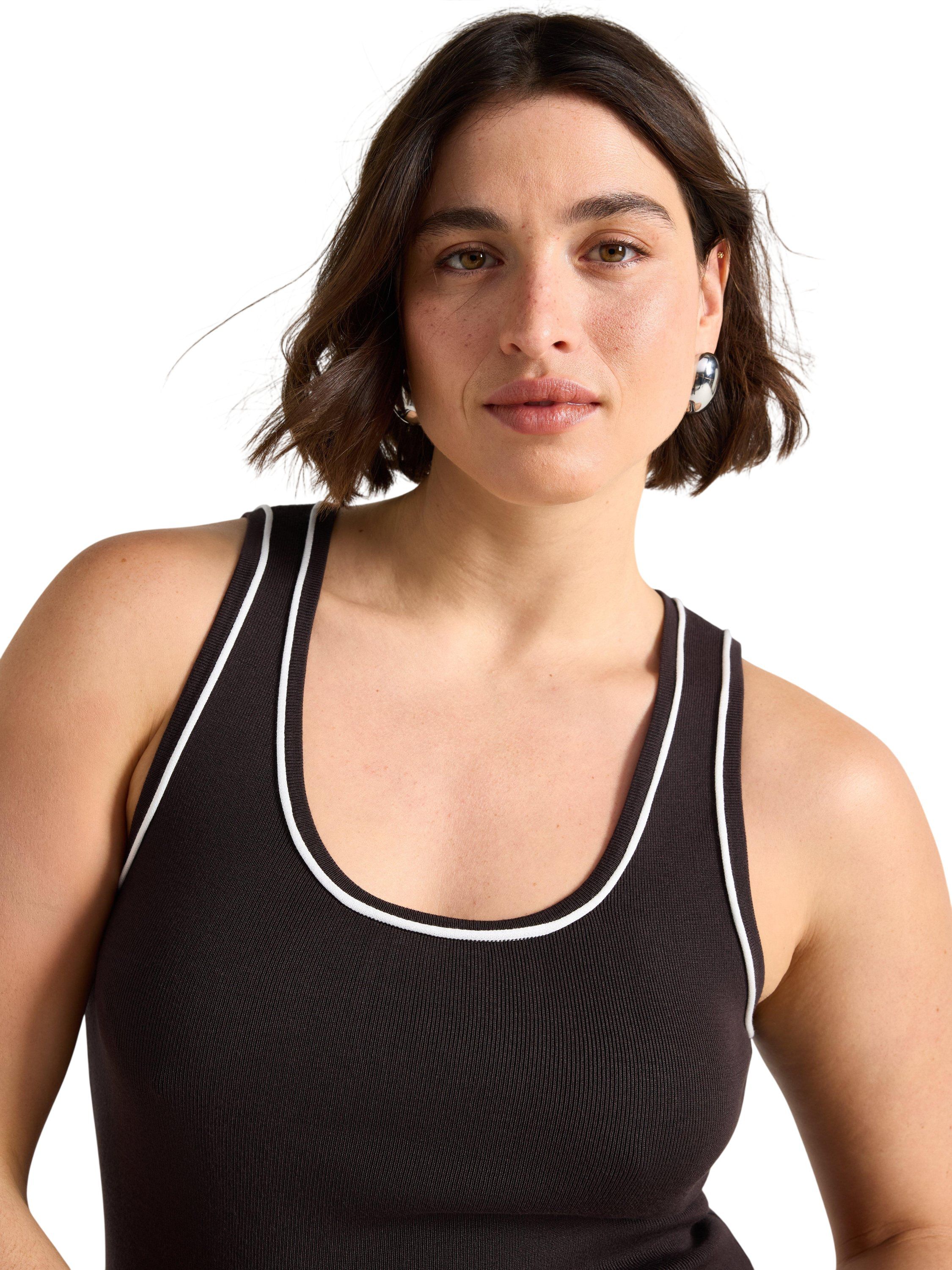 Finstickat linne med kontrasts&ouml;mmar