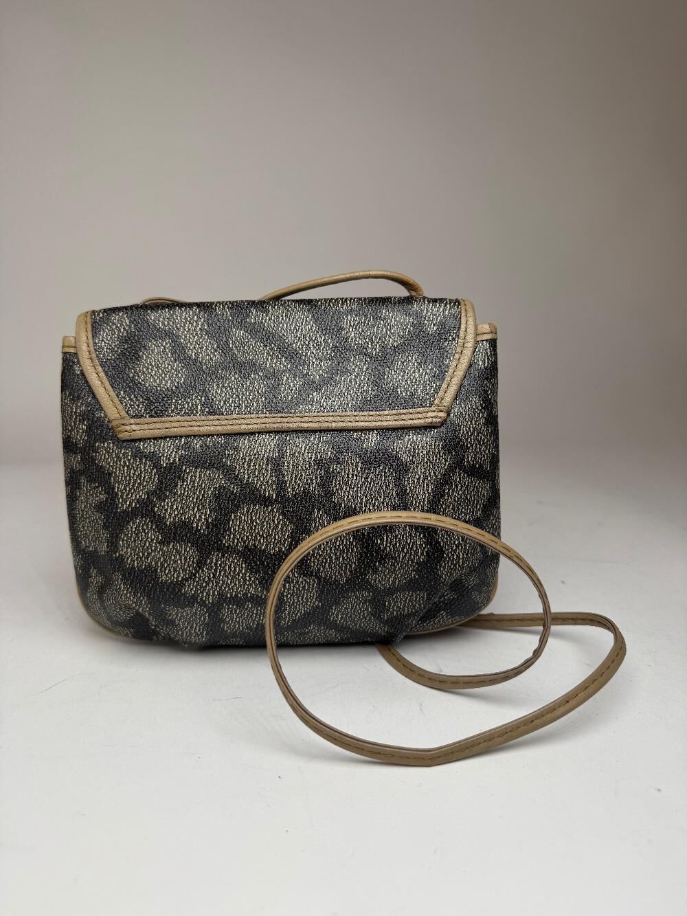Yves Saint Laurent Shoulder Bag