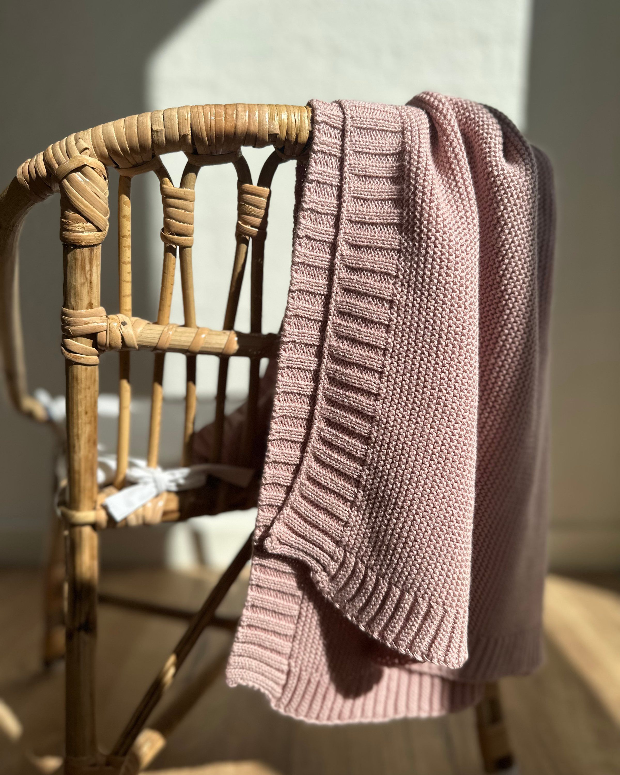 Strikket babyt&aelig;ppe