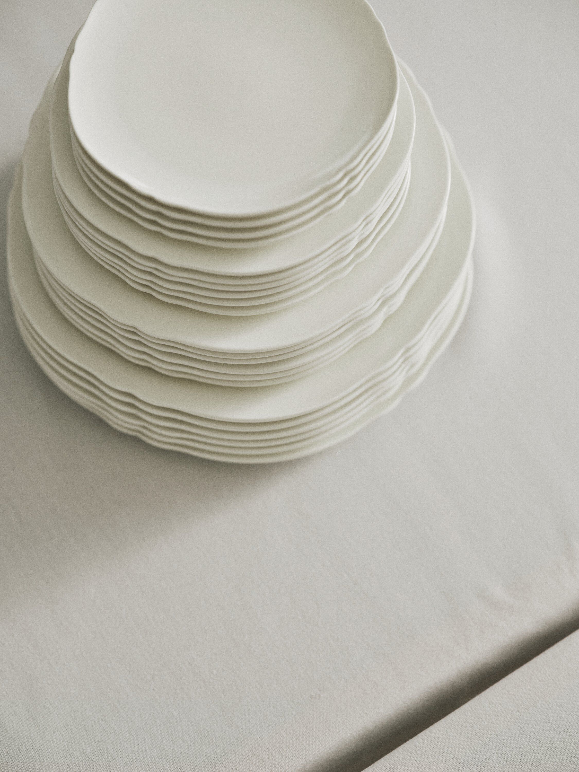 BREAD PLATE WHITE SILHOUETTE