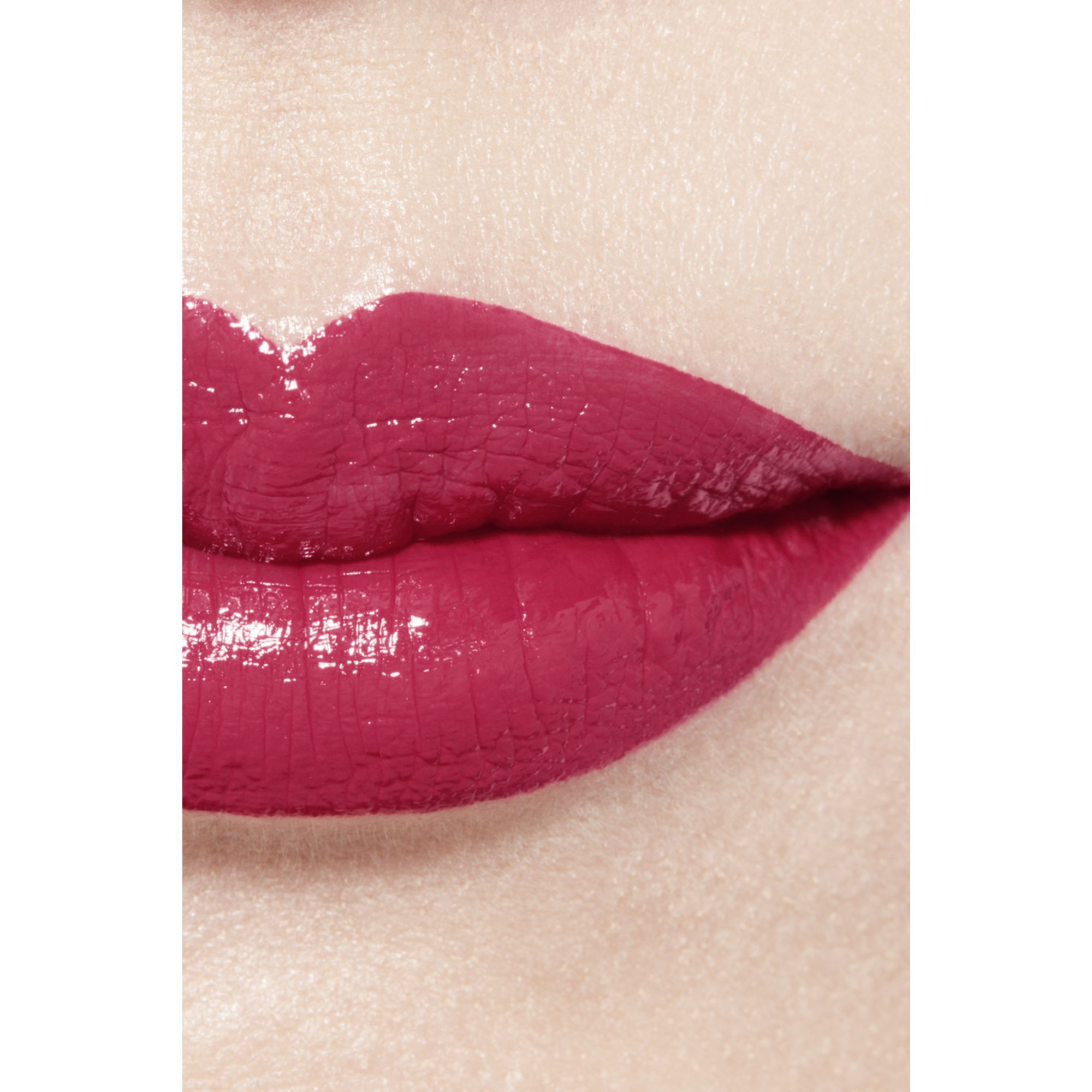 Hydrating And Plumping Lipstick. Intense, Long-Lasting Colour And Shin